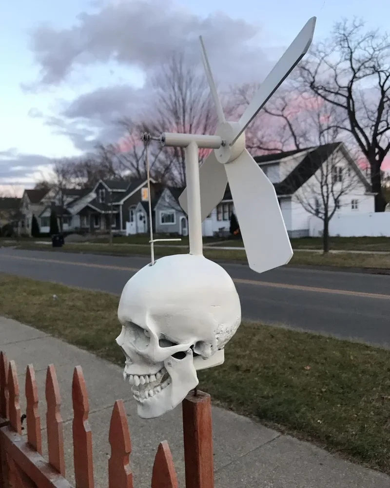 Halloween Schädel-Windspiel - Dekoratives Schädel-Propeller Design für den Außenbereich - Gruselige Gartendekoration - Windbetriebenes Horror-Accessoire