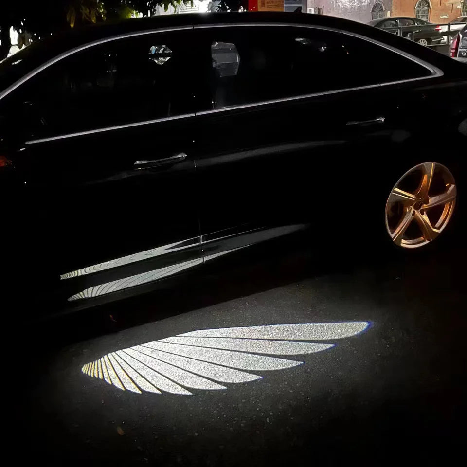 Auto-Türprojektion mit Flügelmotiv – Verleihe deinem Fahrzeug einen luxuriösen Touch mit einem einzigartigen Lichteffekt, der beim Öffnen der Tür erscheint.