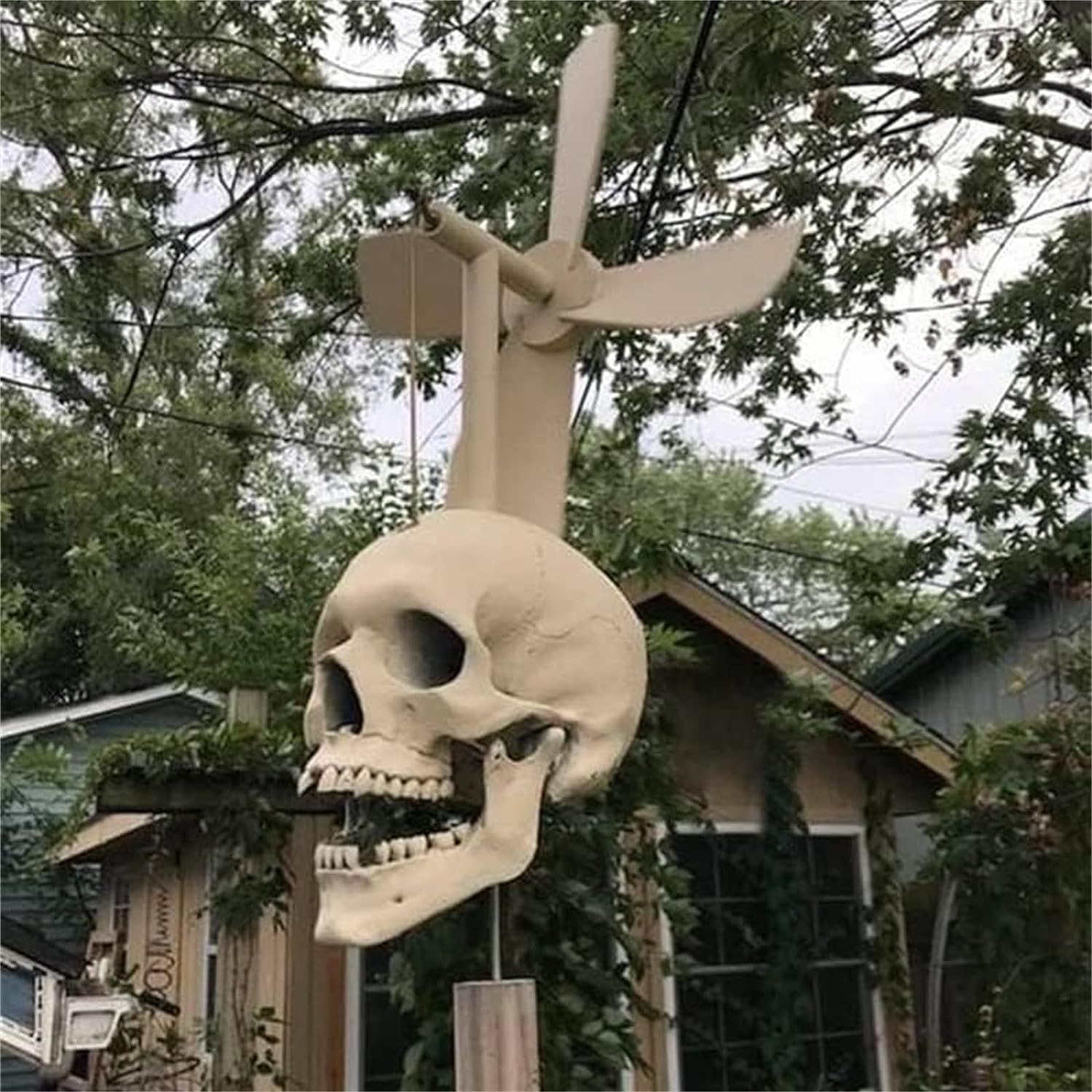 Halloween Schädel-Windspiel - Dekoratives Schädel-Propeller Design für den Außenbereich - Gruselige Gartendekoration - Windbetriebenes Horror-Accessoire