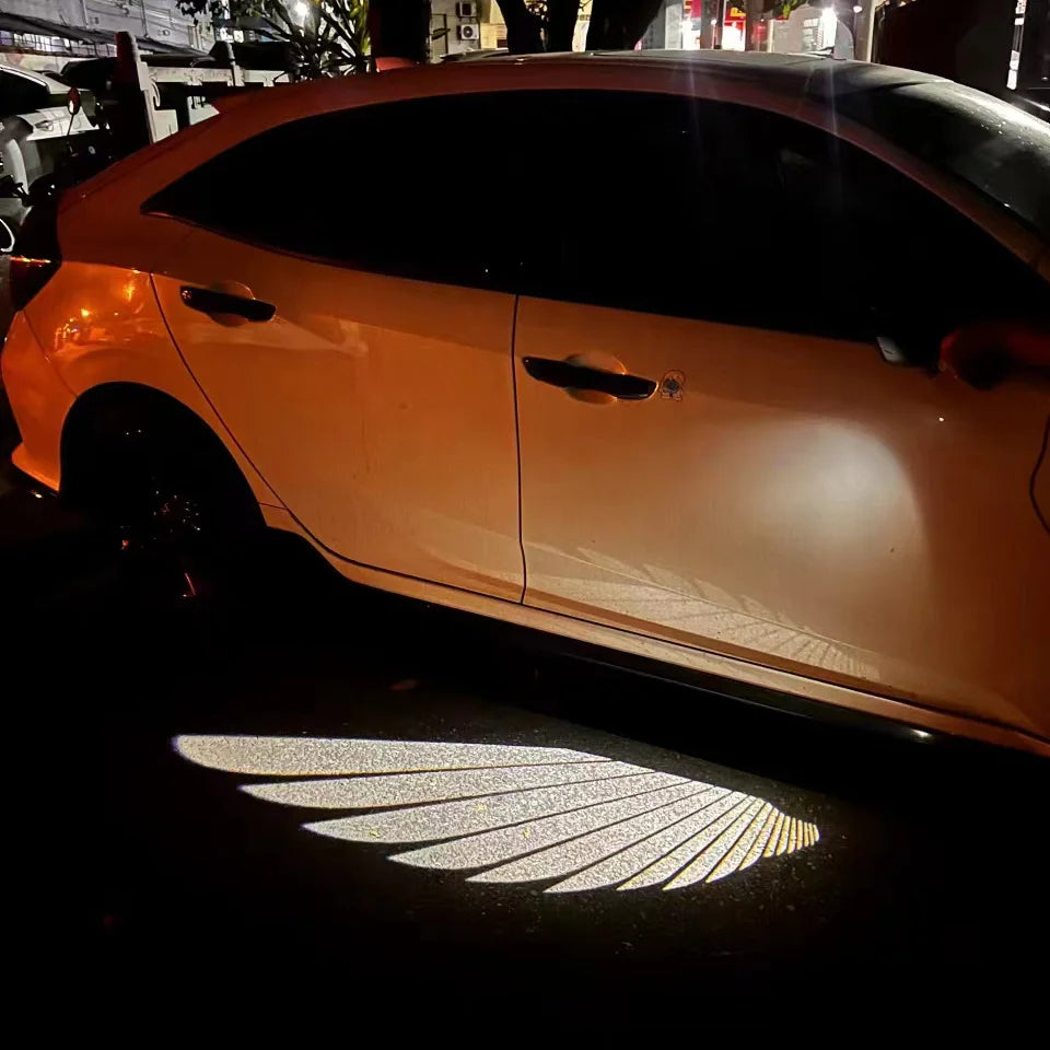 Auto-Türprojektion mit Flügelmotiv – Verleihe deinem Fahrzeug einen luxuriösen Touch mit einem einzigartigen Lichteffekt, der beim Öffnen der Tür erscheint.